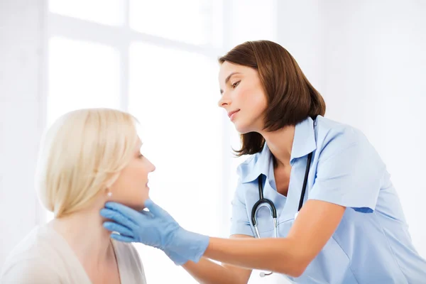 Plastic surgeon or doctor with patient — Stock Photo, Image