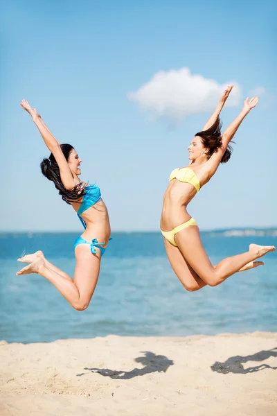 Ragazze che saltano sulla spiaggia — Foto Stock