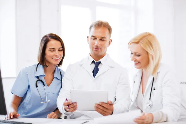 Médicos mirando la tableta pc — Foto de Stock