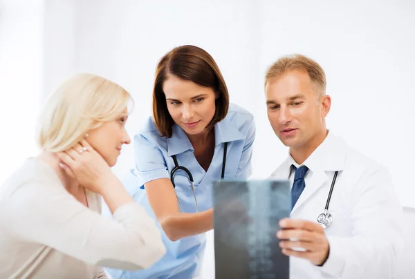 Doctors with patient looking at x-ray — Stock Photo, Image