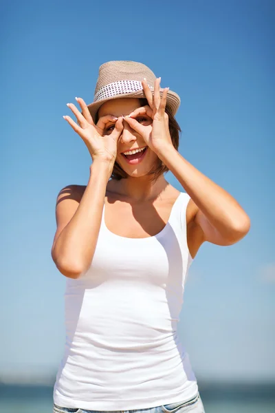 Ragazza che fa facce divertenti sulla spiaggia — Foto Stock