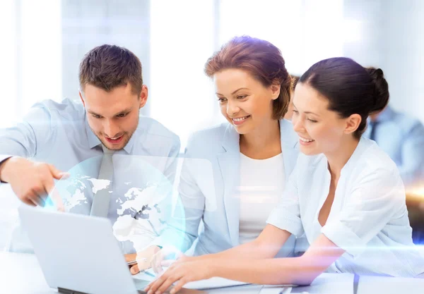 Obchodní teamworking s virtuální obrazovka — Stock fotografie
