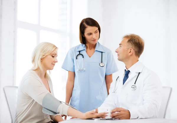 Arzt und Patient im Krankenhaus — Stockfoto