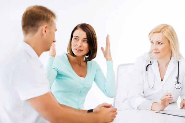 Médecin avec patients dans le cabinet — Photo