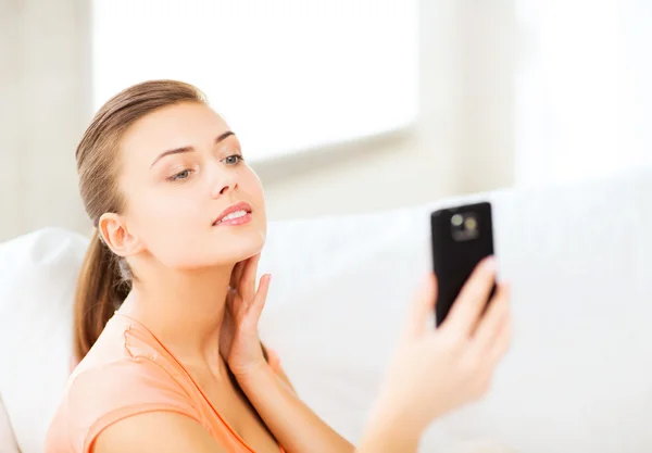 Mujer haciendo autorretrato con smartphone —  Fotos de Stock