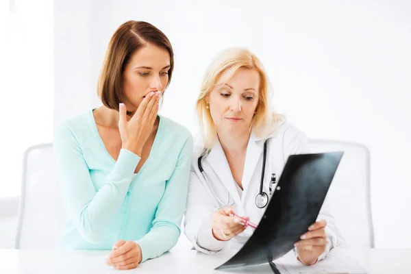 Arts met een patiënt kijken naar x-ray — Stockfoto