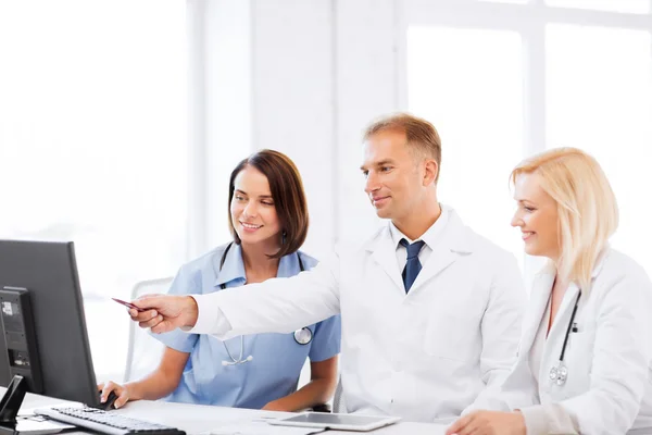 Médicos mirando el ordenador en la reunión — Foto de Stock