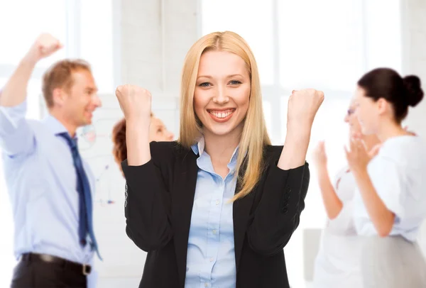 Affärskvinna firar framgångar i office — Stockfoto