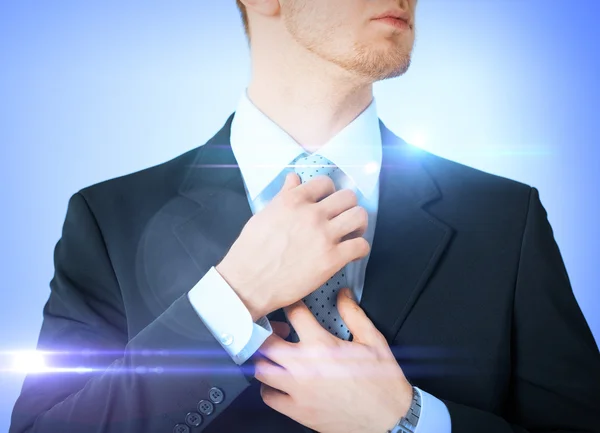 Człowiek, dostosowując jego krawat — Zdjęcie stockowe