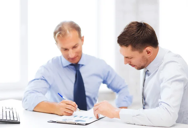 Empresarios con cuaderno sobre reunión — Foto de Stock