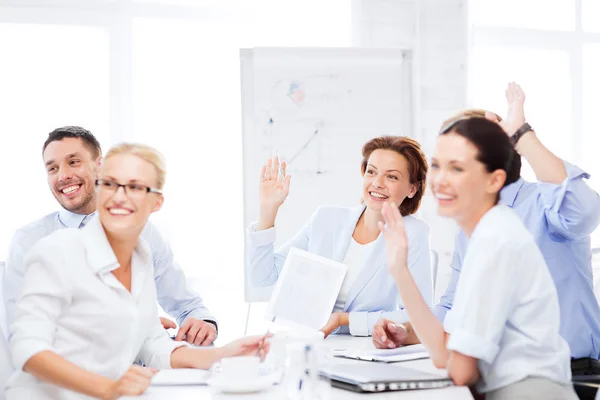 Equipo de negocios que se reúne en la oficina — Foto de Stock