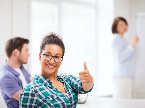 Africano studente ragazza mostrando pollici fino — Foto Stock