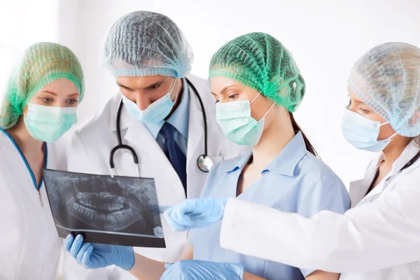 Jovem grupo de médicos olhando para raio-x — Fotografia de Stock