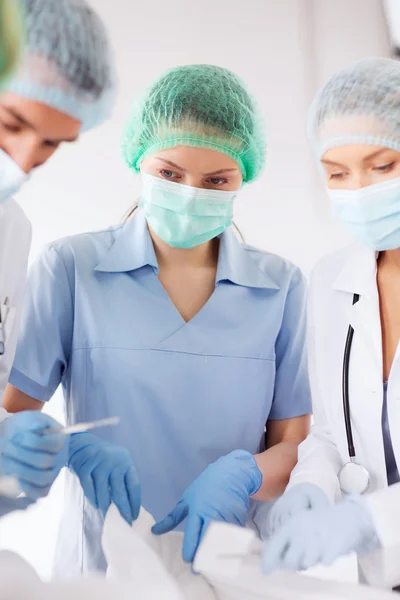 Grupo joven de médicos operando — Foto de Stock