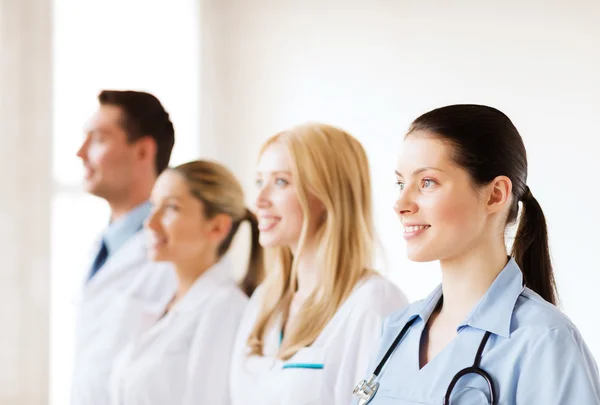 Equipe jovem ou grupo de médicos — Fotografia de Stock