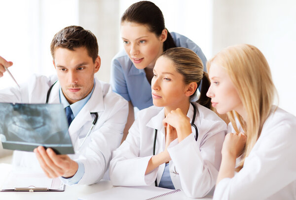 Grupo de médicos mirando rayos X — Foto de Stock