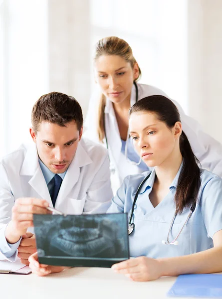 Grupo de médicos mirando rayos X — Foto de Stock