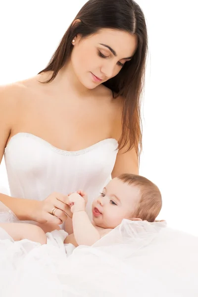 Noiva em vestido branco com bebê pequeno — Fotografia de Stock