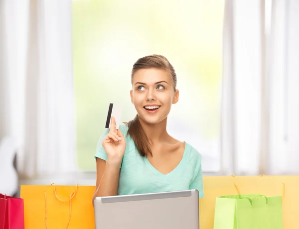 Mulher fazendo compras na internet — Fotografia de Stock