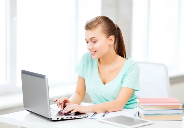 Lachende student meisje met laptop — Stockfoto