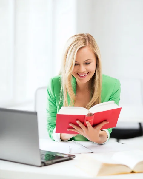 学生の女の子は大学で本を読んでの笑みを浮かべてください。 — ストック写真