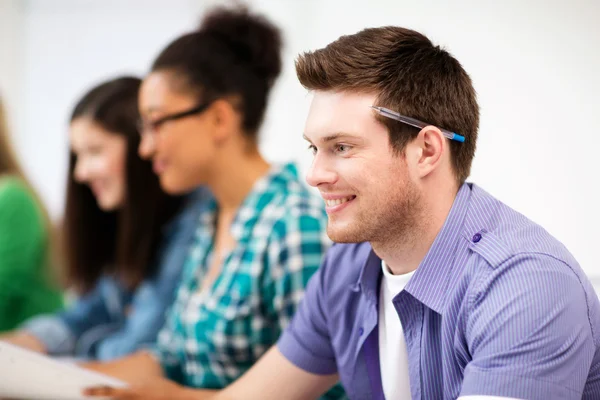 Étudiant avec ordinateur étudiant à l'école — Photo