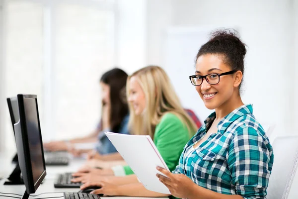 Studente africano con computer che studia a scuola — Foto Stock