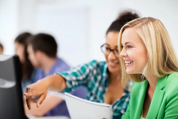 Studenten met het bestuderen van de computer op school — Stockfoto