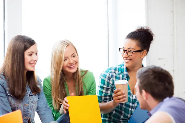 Schüler kommunizieren und lachen in der Schule — Stockfoto