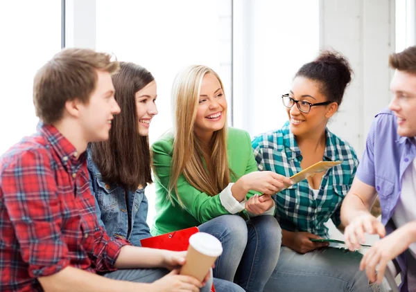 Studenten communiceren en lachen op school — Stockfoto