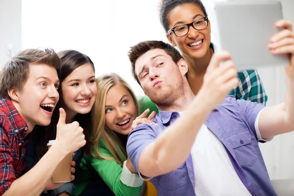 Studenter som gör bilden med TabletPC i skolan — Stockfoto