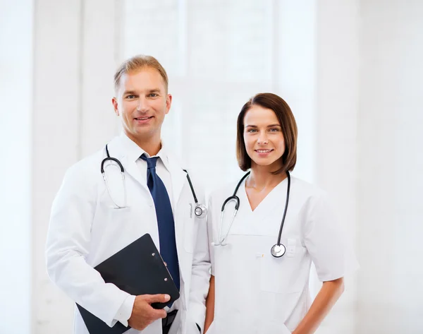 Deux médecins avec stéthoscopes — Photo