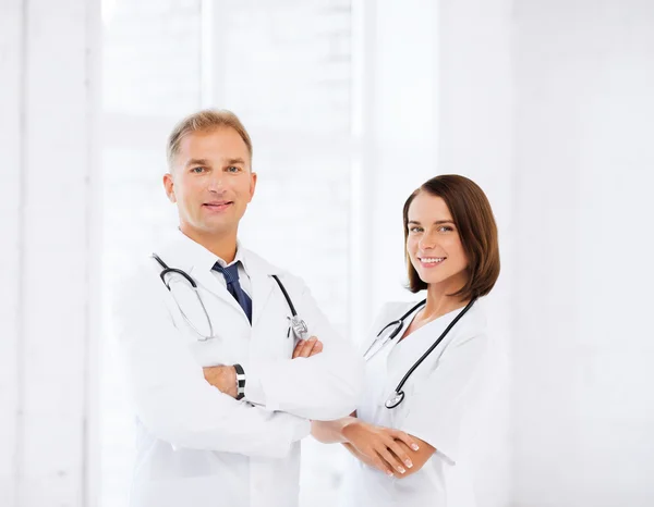 Twee artsen met stethoscopen — Stockfoto
