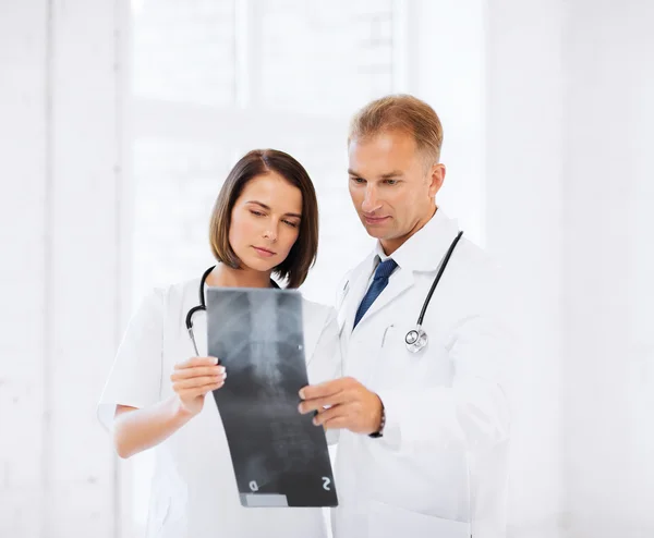Twee artsen kijken naar x-ray — Stockfoto