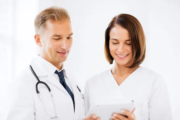Два врача смотрят на планшет ПК — стоковое фото