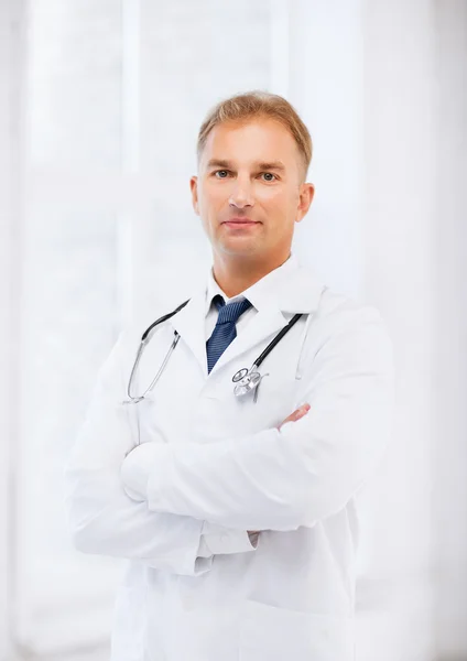 Medico maschio con stetoscopio — Foto Stock