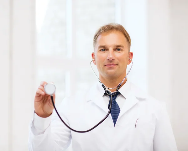 Mužský lékař se stetoskopem — Stock fotografie