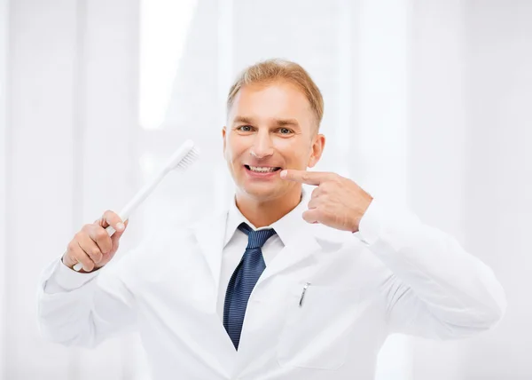 Tandarts met tandenborstel in ziekenhuis — Stockfoto