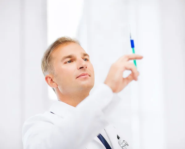 Mannelijke arts met injectiespuit — Stockfoto