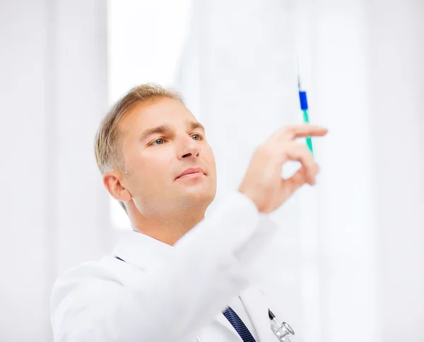 Médico masculino segurando seringa com injeção — Fotografia de Stock