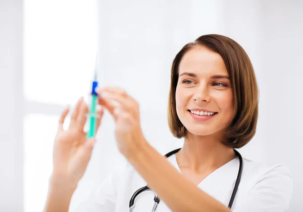 Médico fêmea segurando seringa com injeção — Fotografia de Stock