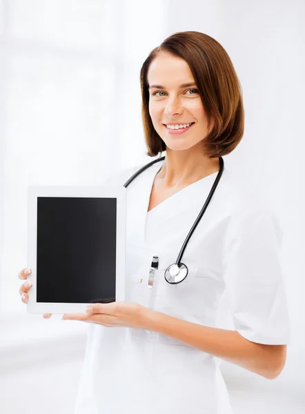 Жінка-лікар з планшетним ПК — стокове фото