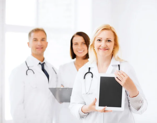 Médica com tablet pc — Fotografia de Stock