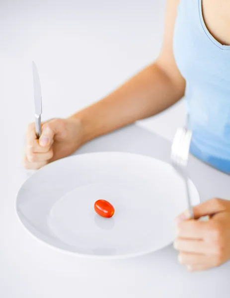 Mulher com placa e um tomate — Fotografia de Stock