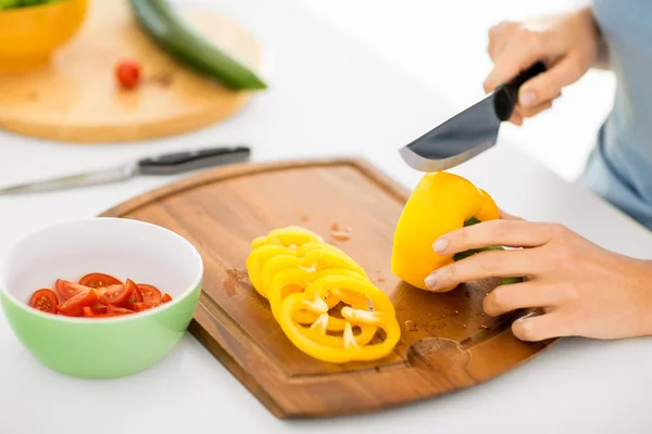 Mujer manos corte verduras — Foto de Stock