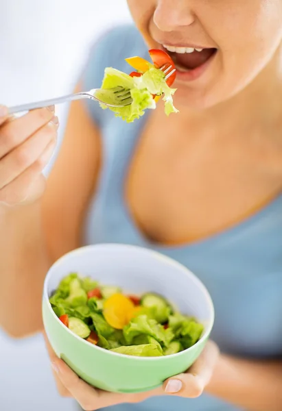 Woman eating salad with vegetables — Stock Photo, Image