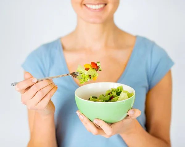 Kvinna äter sallad med grönsaker — Stockfoto