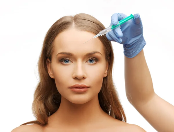 Kvinna ansikte och kosmetolog händer med spruta — Stockfoto