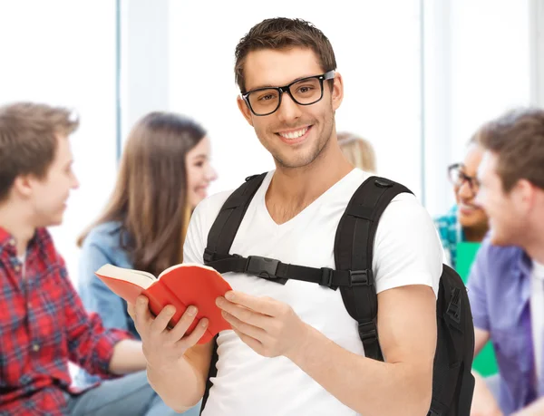 Student leesboek op school — Stockfoto