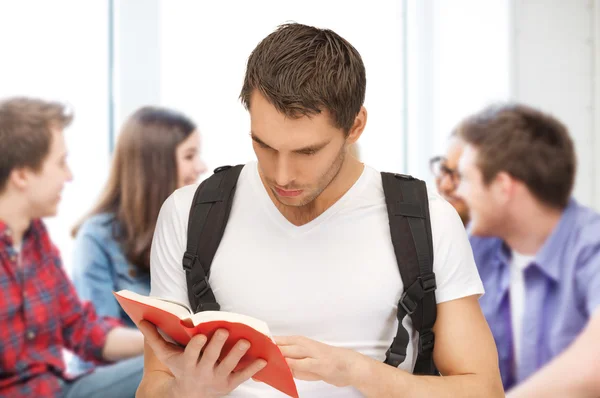 Libro de lectura de estudiantes en la escuela — Foto de Stock